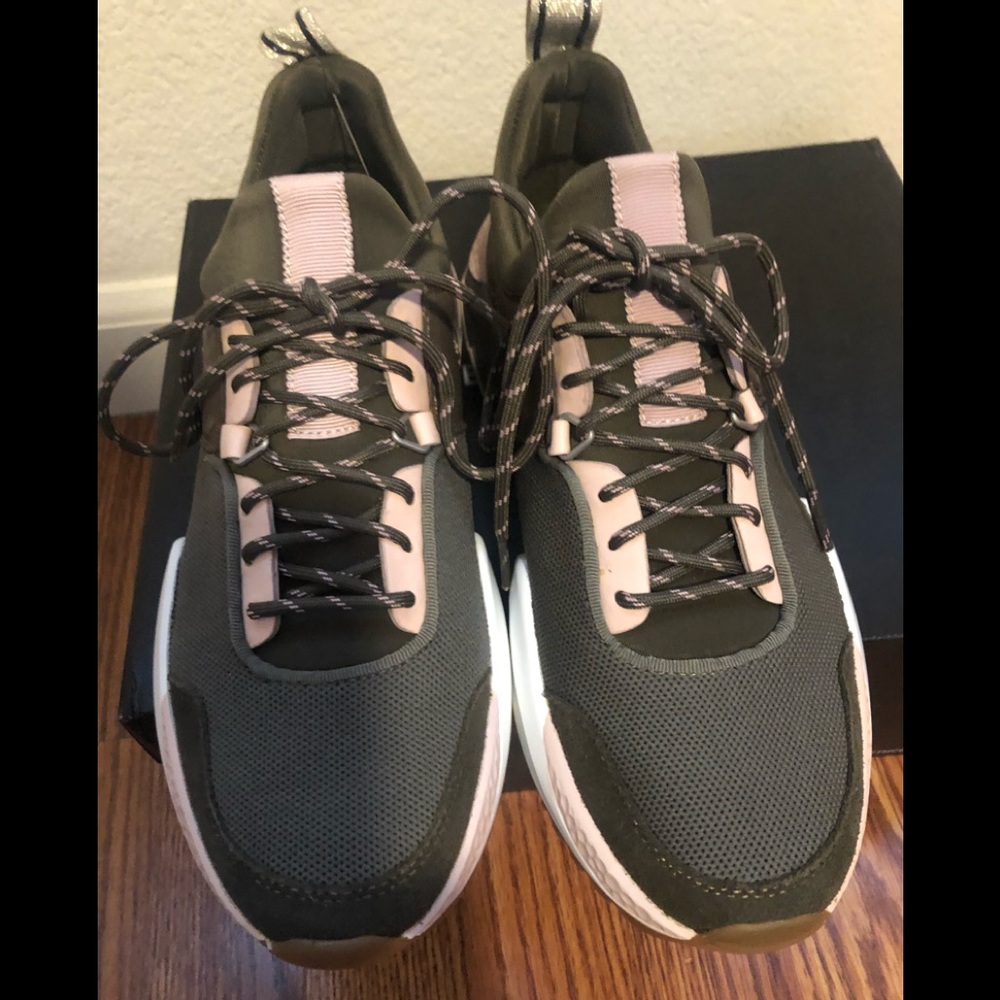 Kenneth Cole. New